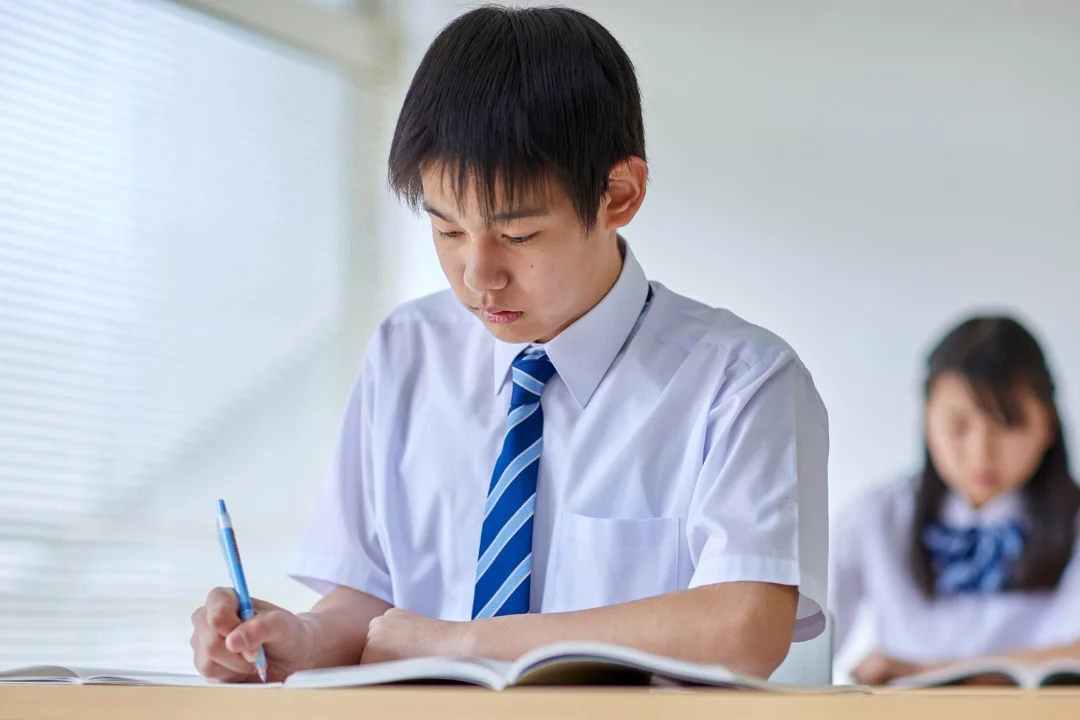 Siswa belajar menulis di kelas